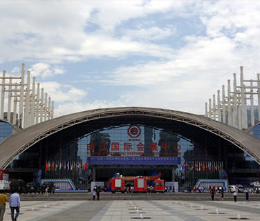 抓住機(jī)遇，迎接挑戰(zhàn)